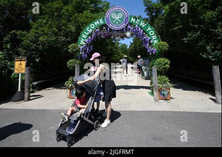 New York, États-Unis. 10th juillet 2022. L'entrée à l'embarcadère 6 dans le parc du pont de Brooklyn s'appelle « The Hill, où le tennis a observé les matchs de tennis de Wimbledon de 2022, New York, NY, 10 juillet 2022. (Photo par Anthony Behar/Sipa USA) crédit: SIPA USA/Alay Live News Banque D'Images