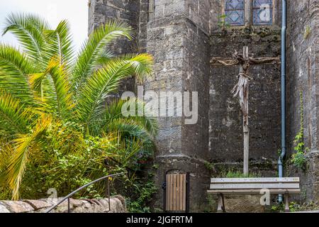 En face de l'église Sainte Marie de Mourèze se trouve une croix créée par l'artiste Emmanuel Cometto à partir de bois inachevé Banque D'Images