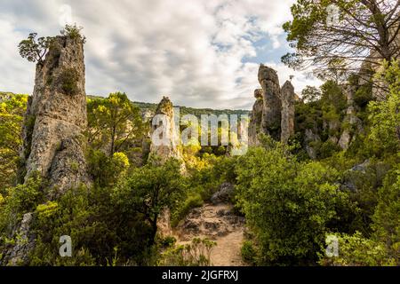 Au bord du village de Morèze (Lodève, France) se trouve un affleurement calcaire dolomitique spectaculaire connu sous le nom de Cirque de Mourèze. Le sentier passe par des colonnes de calcaire qui envoient l'imagination sur un voyage avec leurs formes uniques Banque D'Images