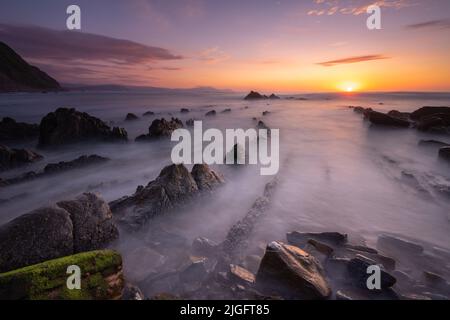 Plage de Barrika au coucher du soleil, pays Basque, Espagne Banque D'Images