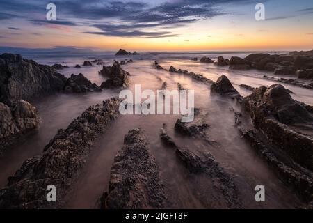 Plage de Barrika au coucher du soleil, pays Basque, Espagne Banque D'Images