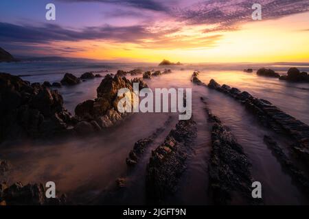 Plage de Barrika au coucher du soleil, pays Basque, Espagne Banque D'Images