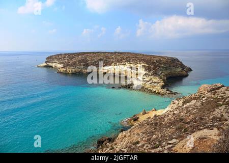 Vue sur la plus célèbre mer de Lampedusa, la plage de lapins ou l'île de Conigli. LAMPEDUSA, ITALIE - AOÛT 2019 Banque D'Images