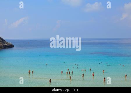 Vue sur la plus célèbre mer de Lampedusa, la plage de lapins ou l'île de Conigli. LAMPEDUSA, ITALIE - AOÛT 2019 Banque D'Images