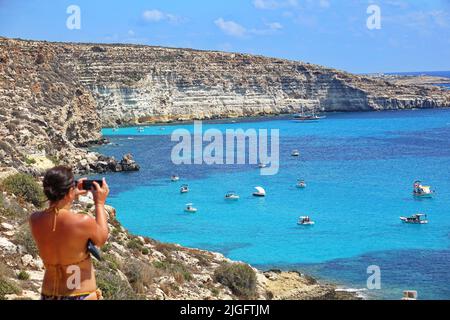 Vue sur la plus célèbre mer de Lampedusa, la plage de lapins ou l'île de Conigli. LAMPEDUSA, ITALIE - AOÛT 2019 Banque D'Images