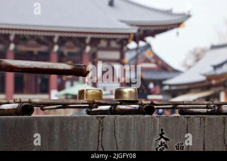 Trempettes sur la fontaine du temple Honmonji à Ikegami, Tokyo, Japon Banque D'Images