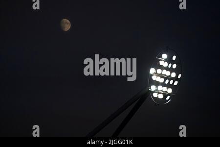 La lune est vue derrière les projecteurs du stade lors du match de l'UEFA Women's Euro 2022 Group D au stade AESSEAL New York, Rotherham. Date de la photo: Dimanche 10 juillet 2022. Banque D'Images