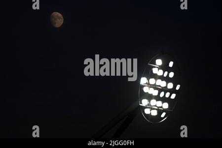 La lune est vue derrière les projecteurs du stade lors du match de l'UEFA Women's Euro 2022 Group D au stade AESSEAL New York, Rotherham. Date de la photo: Dimanche 10 juillet 2022. Banque D'Images