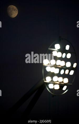 La lune est vue derrière les projecteurs du stade lors du match de l'UEFA Women's Euro 2022 Group D au stade AESSEAL New York, Rotherham. Date de la photo: Dimanche 10 juillet 2022. Banque D'Images