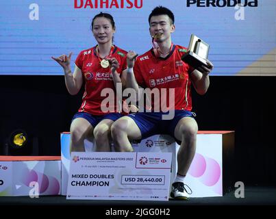 Kuala Lumpur, Malaisie. 10th juillet 2022. Zheng si Wei (R) et Huang ya Qiong de Chine posent pour une photo avec leurs médailles après le match de finale des Perodua Malaysia Masters 2022 à Axiata Arena, Bukit Jalil. Zheng si Wei et Huang ya Qiong ont gagné avec des partitions; 21/21 : 17/12 crédit: SOPA Images Limited/Alay Live News Banque D'Images