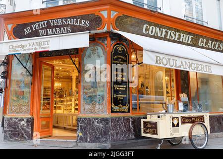 Paris, France-09 juillet , 2022 : la boulangerie et pâtisserie française traditionnelle au petit Versailles du Marais située dans le quartier du Marais. Inscription en F Banque D'Images