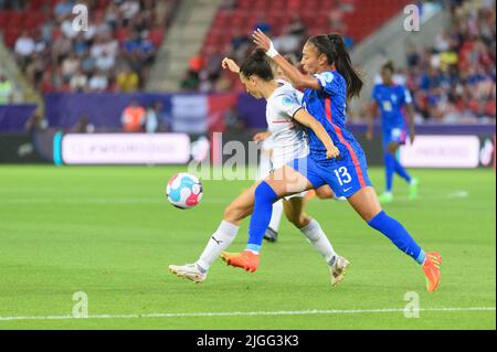 Lucia Di Guglielmo (16 Italie) et Selma Bacha (13 France) lors du match de football européen 2022 des femmes de l'UEFA entre la France et l'Italie au stade New York de Rotherham, en Angleterre. (Sven Beyrich /Sportfrauen /SPP) crédit: SPP Sport presse photo. /Alamy Live News Banque D'Images