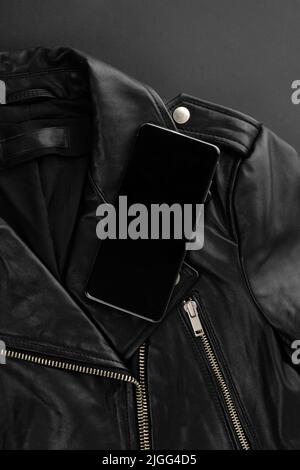 Modèle minimaliste monochrome avec veste. Soldes du Vendredi fou Banque D'Images
