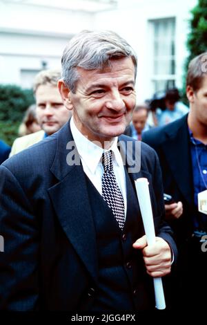 Le ministre allemand des Affaires étrangères, Joschka Fischer, s'arrête pour parler aux médias à l'extérieur de la Maison Blanche, à 9 octobre 1998, à Washington Banque D'Images