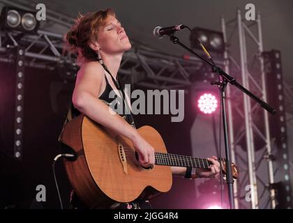 Super TEW, Royaume-Uni. 10th juillet 2022. Hollie Rogers, chanteuse anglaise, auteur-compositeur et guitariste, joue en direct sur la scène Songbird au Cornbury Festival. (Photo par Dawn Fletcher-Park/SOPA Images/Sipa USA) crédit: SIPA USA/Alay Live News Banque D'Images