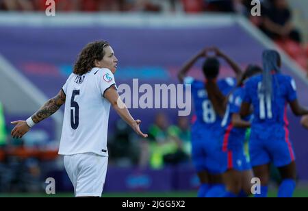 Firo: 10 juillet 2022 football: UEFA EURO EM 2022 femmes/femmes UEFA Womens EURO 2022 déçu, déception, impuissance avec Elena Linari (5 Italie), en arrière-plan Grace Geyoro (8 France) célèbre son tour de chapeau à 5:0 avec une célébration sincère Banque D'Images