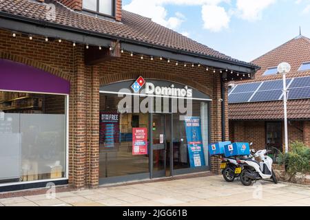 Domino's Pizza, chaîne de pizzas à emporter et à emporter au centre commercial de Chineham, Basingstoke, Royaume-Uni. Publicité pour les livreurs, pénurie de travailleurs. Banque D'Images