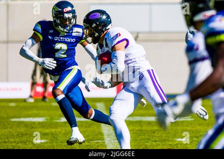 Stuttgart, Allemagne. 10th juillet 2022. WR # 17 Reeece Horn/Frankfurt Galaxy vs # 2 Malcom Washington/Stuttgart Surge Credit: Frank Baumert/Alay Live News Banque D'Images