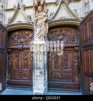 Le portail de la Renaissance de la Basilique Saint-Pierre à Avignon, France, sculpté dans le noyer massif en 1551, présente une statue de la Vierge entre ses deux battants, attribuée au sculpteur Jean Péru. Les portes elles-mêmes ont été sculptées par Antoine Volard. Banque D'Images