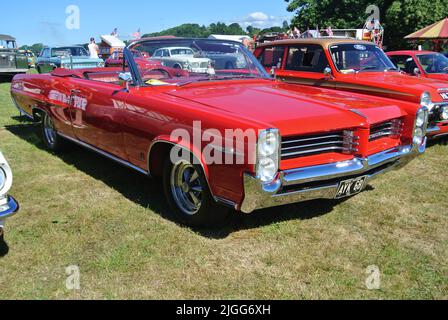 Une parisienne 1964 de Pontiac a été exposée au salon de l'automobile classique de la collection de véhicules historiques de 47th, Powderham, Devon, Angleterre, Royaume-Uni. Banque D'Images