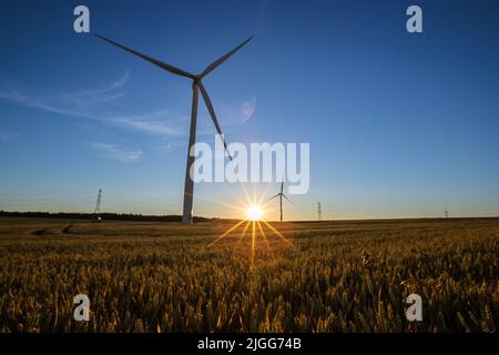 Éoliennes en fonctionnement alors que le soleil se couche sur Hook Moor Wind Farm à Leeds Banque D'Images