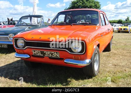 Une Ford Escort Mk1 RS 2000 1975 est exposée au salon de l'automobile classique de la collection de véhicules historiques de 47th, Powderham, Devon, Angleterre, Royaume-Uni. Banque D'Images