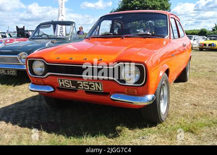 Une Ford Escort Mk1 RS 2000 1975 est exposée au salon de l'automobile classique de la collection de véhicules historiques de 47th, Powderham, Devon, Angleterre, Royaume-Uni. Banque D'Images