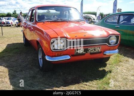 Une Ford Escort Mk1 RS 2000 1975 est exposée au salon de l'automobile classique de la collection de véhicules historiques de 47th, Powderham, Devon, Angleterre, Royaume-Uni. Banque D'Images