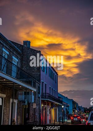 Rue Bourboun de la Nouvelle-Orléans (Louisiane) au coucher du soleil, après un orage Banque D'Images