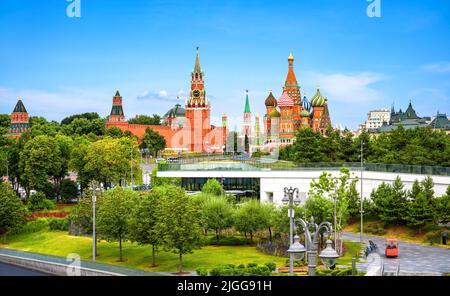 Vue sur le Kremlin de Moscou et la cathédrale Saint-Basile depuis le parc Zaryadye, Moscou, Russie. Panorama pittoresque de la capitale russe en été, beau paysage, paysage Banque D'Images