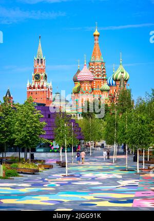 Moscou Kremlin et la cathédrale Saint-Basile, vue depuis le parc moderne de Zaryadye, Russie. Belle vue verticale sur les sites de la ville de Moscou Banque D'Images