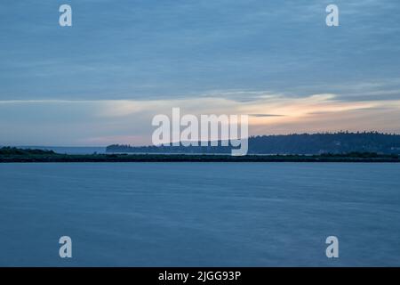 Coucher de soleil sur une soirée nuageux au-dessus de Port Gardner à Everett WA. Banque D'Images