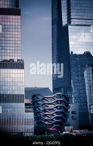 Paysage urbain de Manhattan depuis le fleuve Hudson, montrant le bâtiment du navire et ses cyscapes environnants Banque D'Images