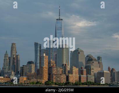 Paysage urbain de Manhattan depuis le fleuve Hudson, pris la nuit par un jour de pluie Banque D'Images