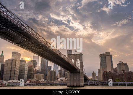 Pont de Brooklyn, New York, États-Unis. Vue en perspective sur le pont depuis la rivière ci-dessous Banque D'Images