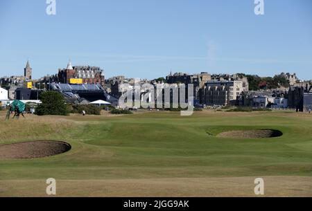 St Andrews, Fife, Écosse, Royaume-Uni. 10th juillet 2022, Old course at St Andrews, St Andrews, Fife, Écosse; l'Open Golf Championship pré-tournoi pratique; une vue sur le green 16th et la ville de St Andrews dans la distance crédit: Action plus Sports Images/Alay Live News Banque D'Images