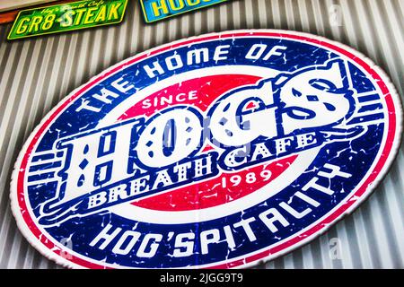 2015-02023 Gold Coast Australia panneau ovale pour Hogs Breath Cafe sur un mur en acier corregated - gros plan Banque D'Images