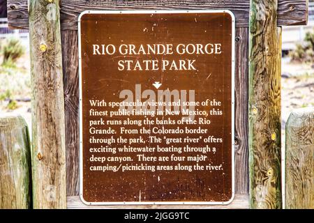 2021 05 21 Taos Nouveau-Mexique USA - panneau rouge grimace pour le parc national de Rio Grande gorge monté sur un cadre rustique en bois Banque D'Images