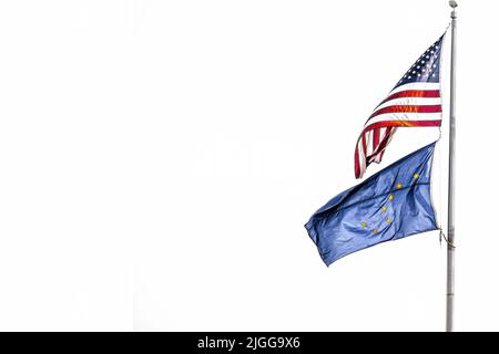 Drapeau américain et Alaska volant d'un côté de l'image - isolé sur blanc - pièce pour copie Banque D'Images
