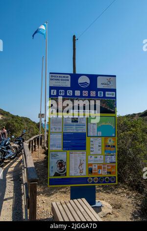 Praia da Coelha Algarve signe de plage avec des indications sur les falaises et les zones de chute de roche à être conscient. Plage touristique de l'Algarve dans le sud du Portugal. Banque D'Images