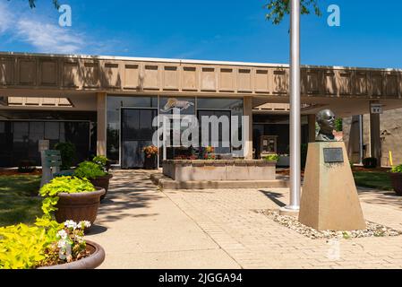 Oglesby, Illinois - États-Unis - 10 juillet 2022 : le bâtiment de l'hôtel de ville d'Oglesby le matin ensoleillé de l'été. Banque D'Images