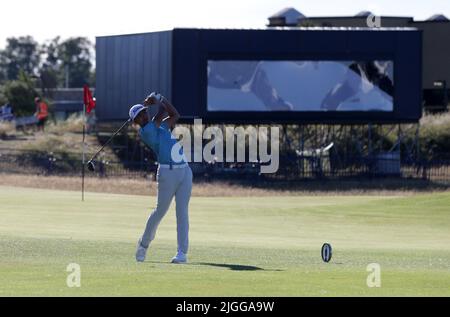 St Andrews, Fife, Écosse, Royaume-Uni. 10th juillet 2022, Old course at St Andrews, St Andrews, Fife, Écosse; The Open Golf Championship practice; Sadom Kaewkanjana, de Thaïlande, frappe son pilote du tee 18th Credit: Action plus Sports Images/Alay Live News Banque D'Images