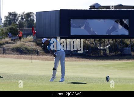 St Andrews, Fife, Écosse, Royaume-Uni. 10th juillet 2022, Old course at St Andrews, St Andrews, Fife, Écosse; The Open Golf Championship practice; Sadom Kaewkanjana, de Thaïlande, frappe son pilote du tee 18th Credit: Action plus Sports Images/Alay Live News Banque D'Images