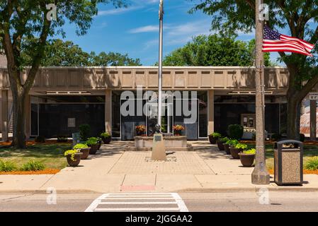 Oglesby, Illinois - États-Unis - 10 juillet 2022 : le bâtiment de l'hôtel de ville d'Oglesby le matin ensoleillé de l'été. Banque D'Images