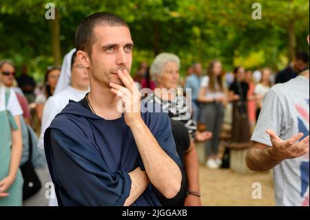 Un jeune frère, entre autres pèlerins, à l'écoute d'une catéchèse ou d'une prière pendant Mladifest 2021 – le festival de la jeunesse – à Medjugorje. Banque D'Images