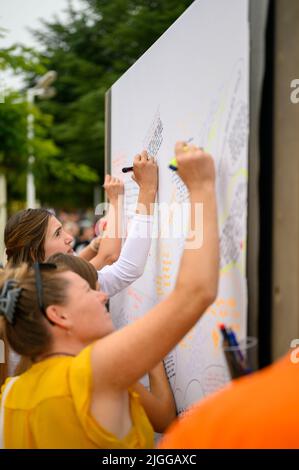 Les jeunes écrivent leurs prières sur un long rouleau de feuilles pendant Mladifest 2021 – le festival de la jeunesse – à Medjugorje. Banque D'Images