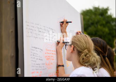 Les jeunes écrivent leurs prières sur un long rouleau de feuilles pendant Mladifest 2021 – le festival de la jeunesse – à Medjugorje. Banque D'Images