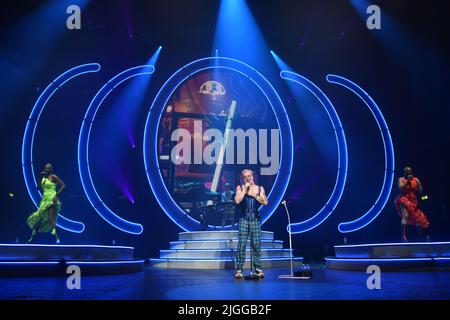 Andy Bell et Vince Clarke du groupe d'électropop Erasure se présentant sur scène à l'Apollo de O2 à Manchester sur 10 octobre 2021. Avec: Erasure, Andy Bell, Vince Clarke où: Manchester, Royaume-Uni quand: 10 Oct 2021 crédit: Graham Finney/WENN Banque D'Images