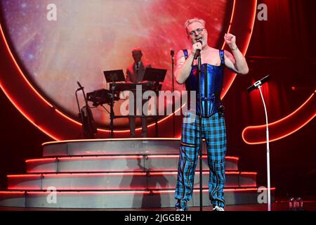 Andy Bell et Vince Clarke du groupe d'électropop Erasure se présentant sur scène à l'Apollo de O2 à Manchester sur 10 octobre 2021. Avec: Erasure, Andy Bell, Vince Clarke où: Manchester, Royaume-Uni quand: 10 Oct 2021 crédit: Graham Finney/WENN Banque D'Images