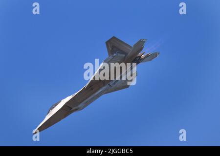 Un F-22 Raptor Superfighter de la US Air Force de l'aile 1st de la base aérienne de Langley, en Virginie, se produit pendant la journée portes ouvertes de la base de la Garde nationale aérienne de Selfridge et le salon de l'aviation sur 9 juillet 2022. De nombreuses équipes de démonstration aérienne de renommée mondiale ont joué pour des milliers de spectateurs au cours du salon de l'Air en l'honneur des « 100 prochaines années de SANGB Aviation ». (É.-U. Photo de la Garde nationale aérienne par le Sgt. David Kujawa) Banque D'Images